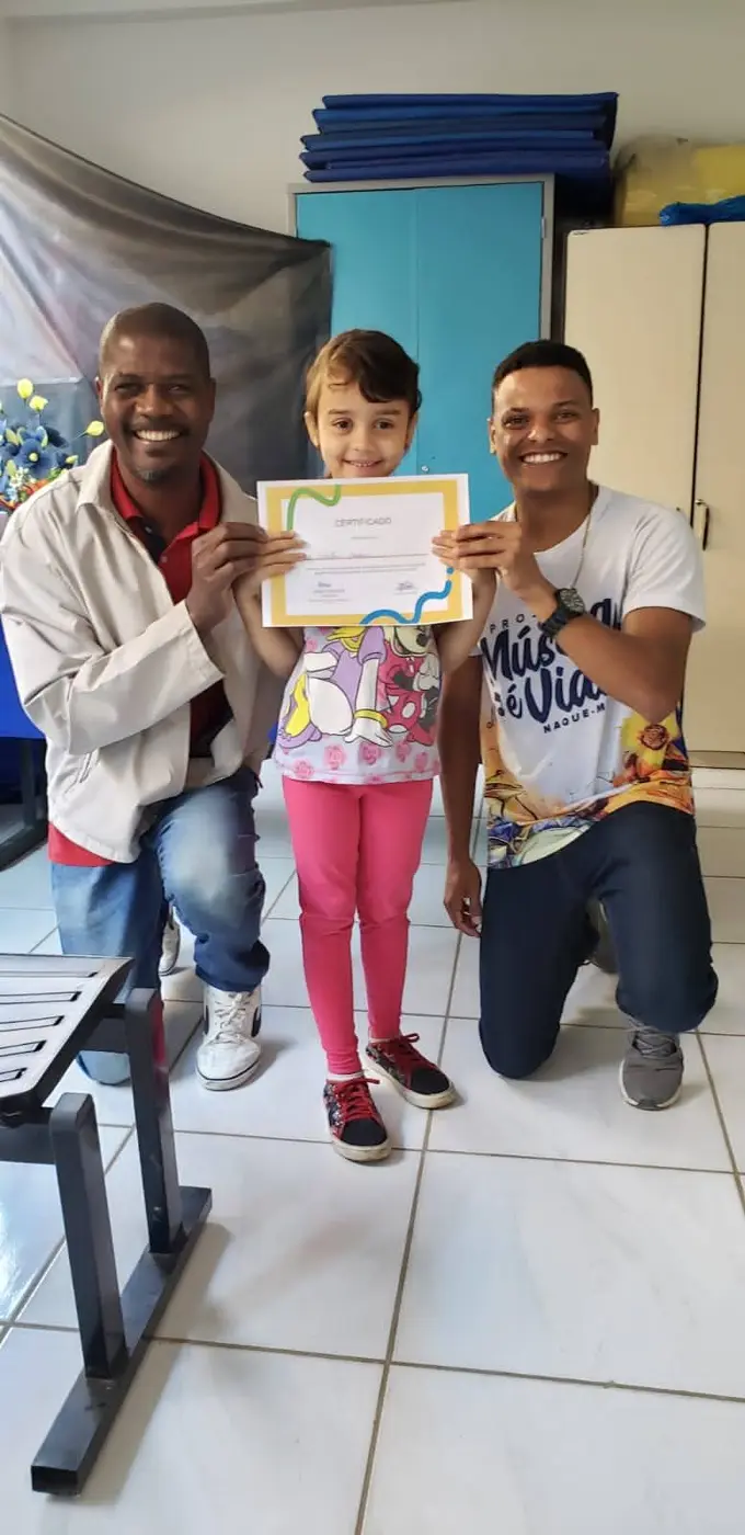 Criança recebendo certificado