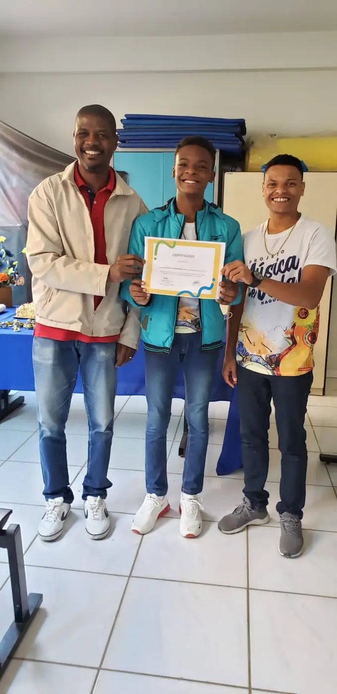 Jovem recebendo certificado